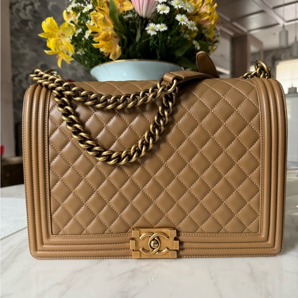 CHANEL 2018 Large Boy Diamond Quilted Leather bag in Beige - Picture 6 of 16